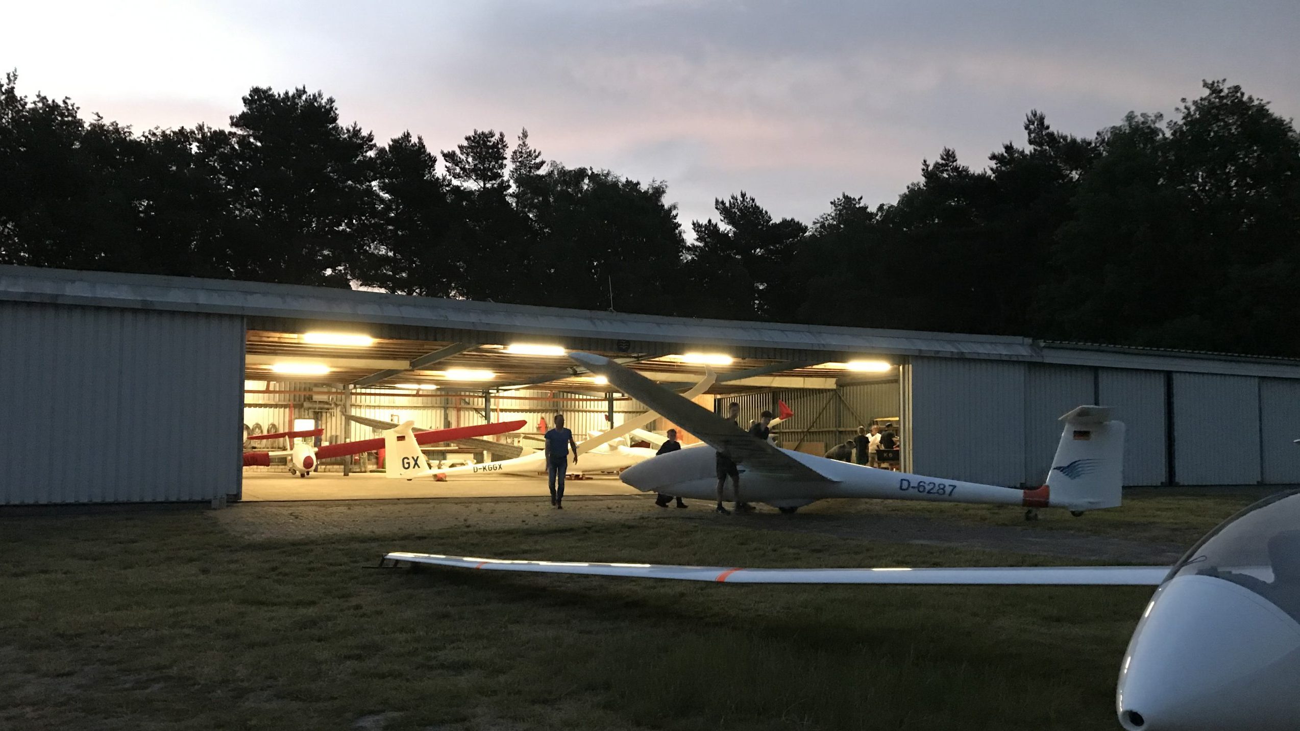 Halle im Morgengrauen